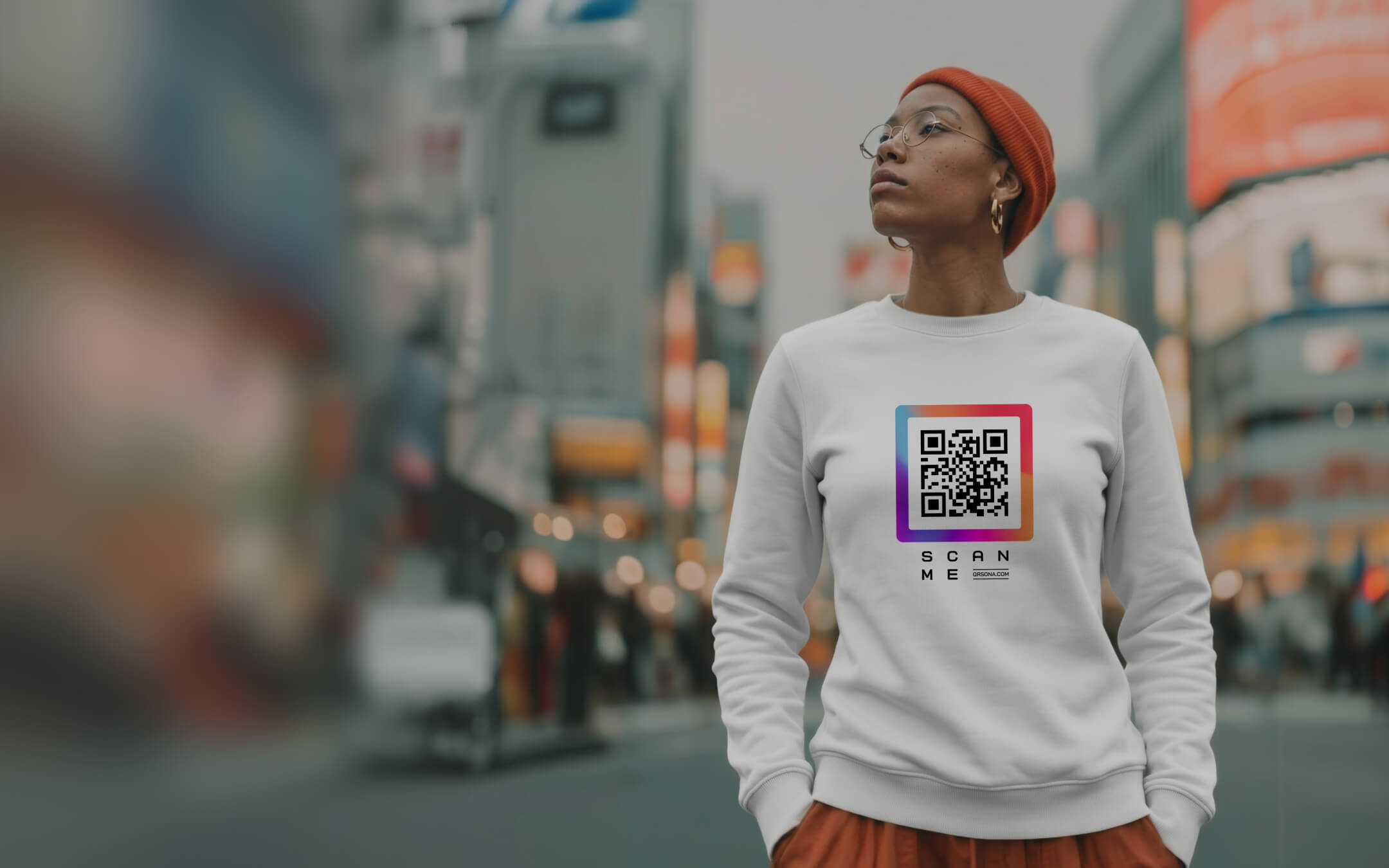 Mujer en una calle de la ciudad con una sudadera blanca con un código QR en el pecho
