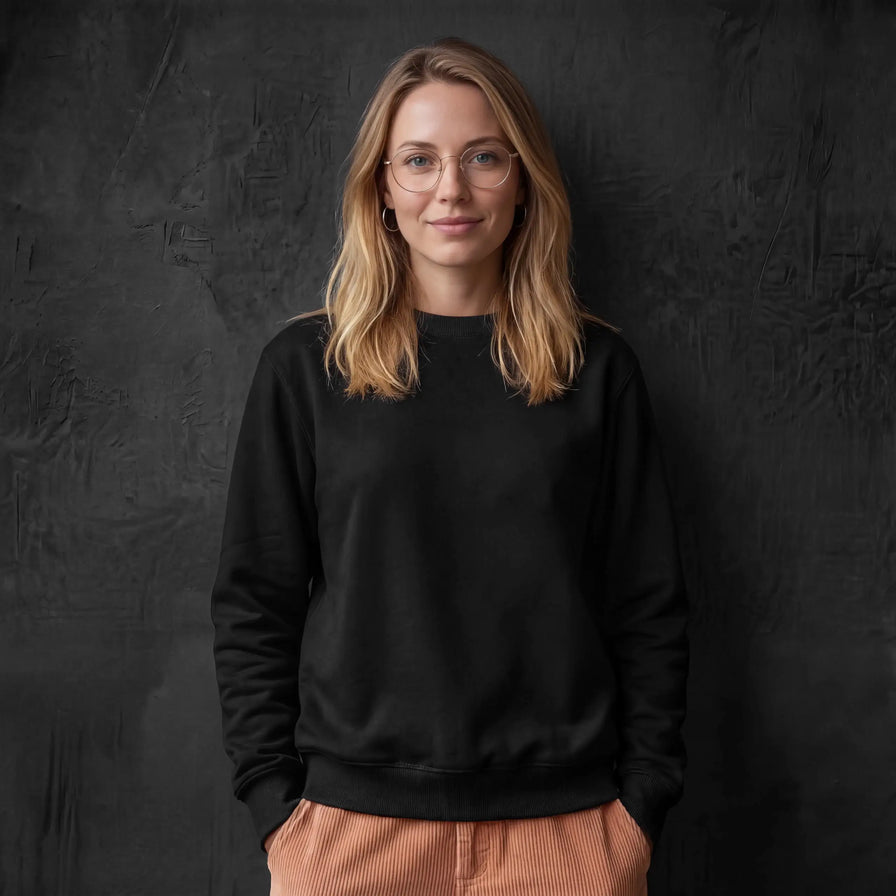 Woman black white crewneck